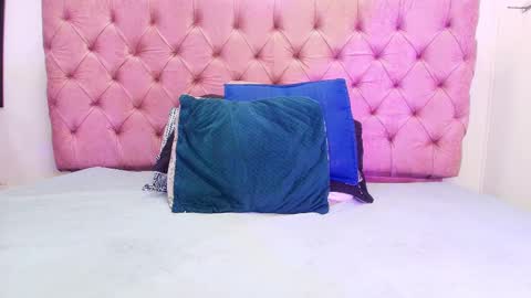 auroraa_miller online show from September 27, 2025, 11:59 am