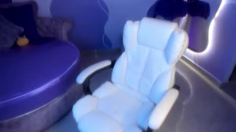 auroracute2 online show from November 7, 2025, 2:06 pm