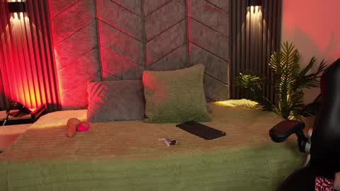 aurora online show from October 1, 2025, 7:42 pm