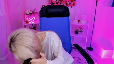 aurorawrenfield online show from September 11, 2025, 7:19 am