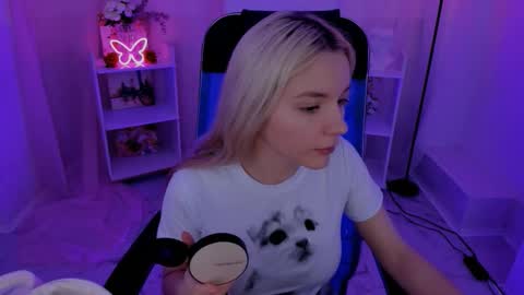 aurorawrenfield online show from September 15, 2025, 4:40 pm