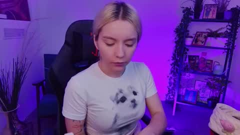 aurorawrenfield online show from September 25, 2025, 4:38 am