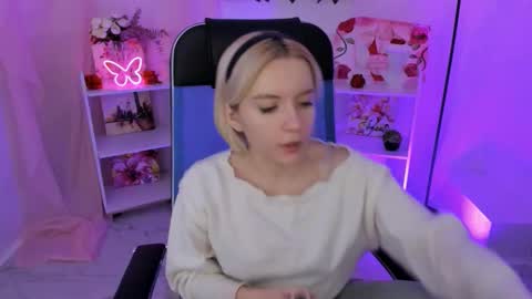 aurorawrenfield online show from November 12, 2025, 4:13 am