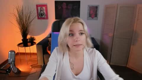 aurorawrenfield online show from December 15, 2025, 2:05 am