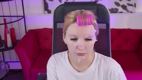 aurorawrenfield online show from February 25, 2026, 4:33 am