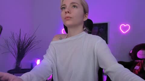 aurorawrenfield online show from April 1, 2026, 1:39 am