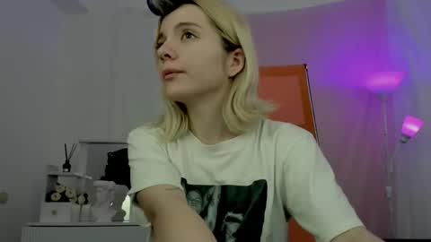 aurorawrenfield online show from April 16, 2026, 12:44 am