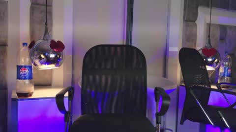 austinreeds online show from April 13, 2026, 12:43 pm