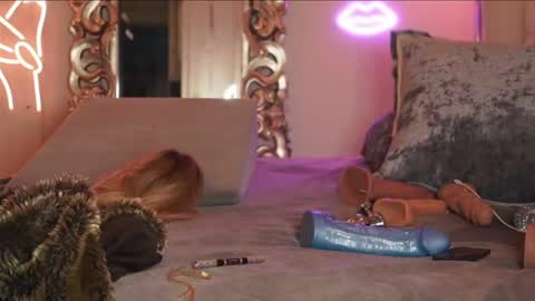 AvalonnFoxx online show from December 24, 2024, 6:22 am