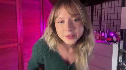 Avery  online show from November 6, 2025, 1:50 am