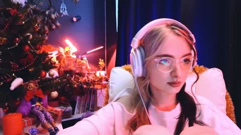 Avriel online show from December 15, 2024, 2:30 am