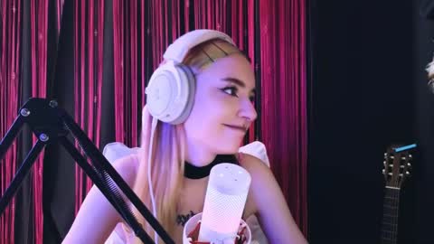 Avriel online show from May 7, 2026, 4:40 am