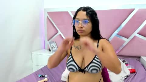 Hot Avie online show from April 21, 2026, 1:42 am