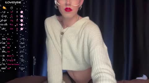 avril_pearly_ online show from December 15, 2024, 8:25 pm