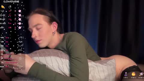 avril_pearly_ online show from December 17, 2024, 11:27 pm