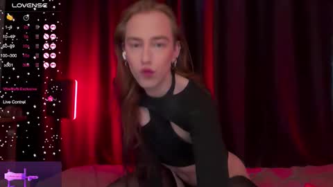 avril_pearly_ online show from January 16, 2026, 11:36 am