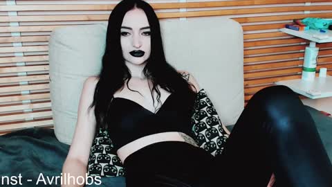 Snapshot of avrilhobs chatting on January 29, 2025, 8:18 am Avril online show from January 29, 2025, 8:18 am