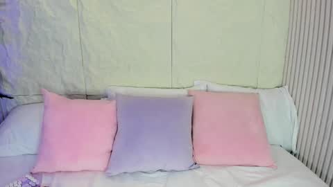 Avy  online show from November 25, 2025, 11:32 am