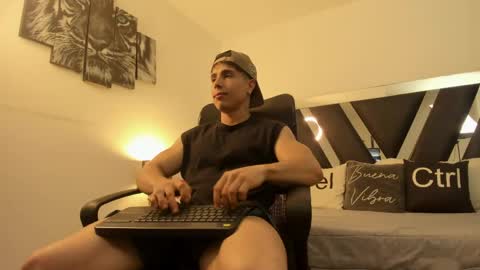 Snapshot of axelmartinezz chatting on May 4, 2026, 8:38 pm axelmartinezz online show from May 4, 2026, 8:38 pm