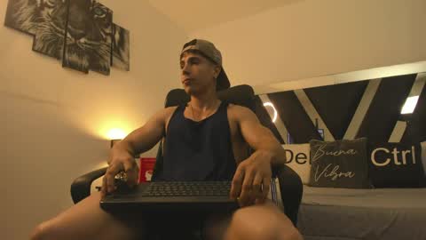 Snapshot of axelmartinezz chatting on May 5, 2026, 9:01 pm axelmartinezz online show from May 5, 2026, 9:01 pm