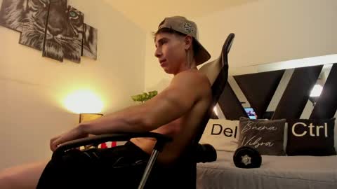 Snapshot of axelmartinezz chatting on May 6, 2026, 11:54 pm axelmartinezz online show from May 6, 2026, 11:54 pm