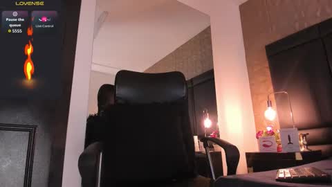 Axel Thompsom online show from October 3, 2025, 11:51 am