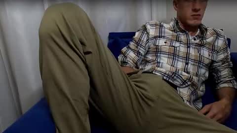 Snapshot of axl_fx chatting on September 21, 2025, 12:01 am Axl online show from September 21, 2025, 12:01 am