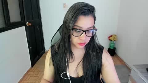 SandyMODELINDEPENDIENT online show from March 4, 2025, 7:41 am