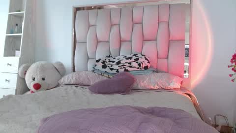 AYLEEN    online show from November 27, 2025, 9:06 pm