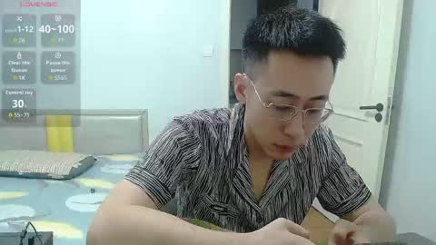 ayyzqh66 online show from April 28, 2026, 2:11 pm