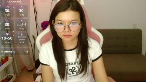 Snapshot of azu_chan chatting on May 8, 2026, 12:16 am Azu online show from May 8, 2026, 12:16 am