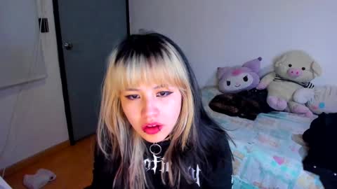 Azu Moure online show from December 12, 2024, 2:26 am