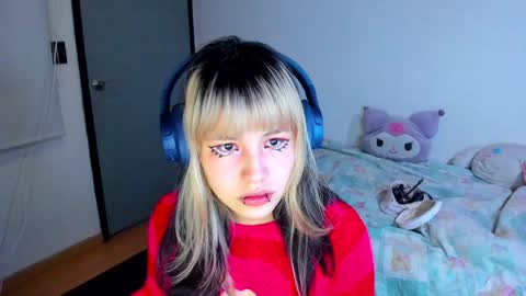 Azu Moure online show from December 16, 2024, 6:53 am