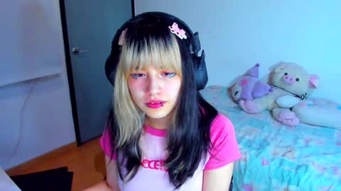 Azu Moure online show from January 18, 2025, 5:31 am