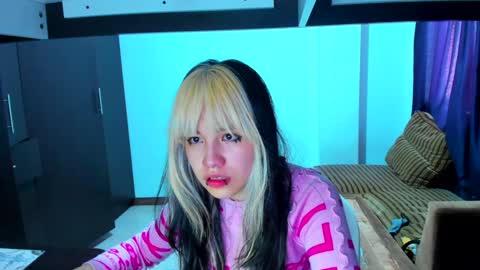 Azu Moure online show from February 2, 2025, 2:24 pm