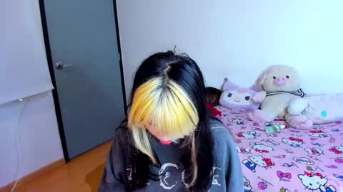 Azu Moure online show from February 25, 2025, 8:25 am