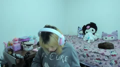 Azu Moure online show from September 26, 2025, 4:49 am