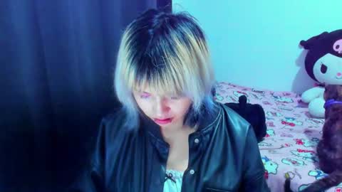 Snapshot of azu_moure chatting on August 9, 2026, 2:35 am Azu Moure online show from August 9, 2026, 2:35 am
