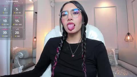 Azura online show from November 6, 2025, 7:15 pm