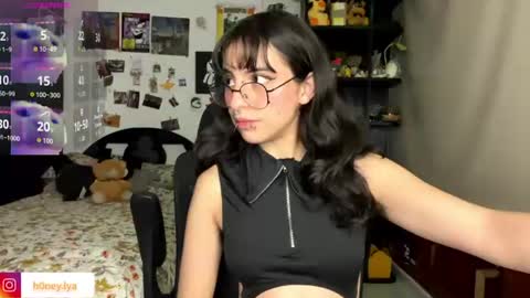 Snapshot of b0nnie_h0ney chatting on July 4, 2026, 1:34 am Lyanna online show from July 4, 2026, 1:34 am