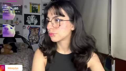 Snapshot of b0nnie_h0ney chatting on July 8, 2026, 1:54 am Lyanna online show from July 8, 2026, 1:54 am