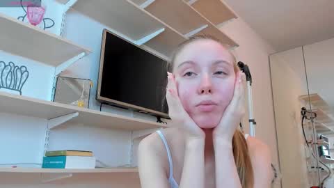 Kira online show from September 12, 2025, 1:33 pm