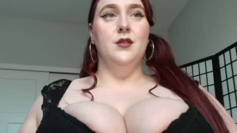 Snapshot of bambixxlynn chatting on April 29, 2026, 11:00 pm bambixxlynn online show from April 29, 2026, 11:00 pm