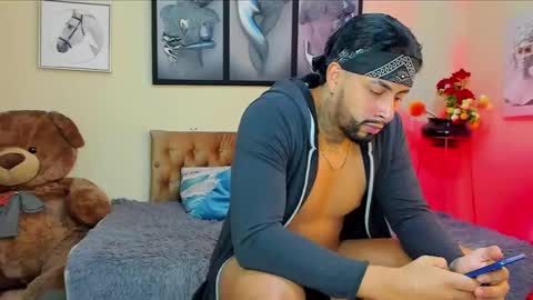 Snapshot of bastian_jones1 chatting on February 4, 2025, 1:34 am bastian_jones1 online show from February 4, 2025, 1:34 am