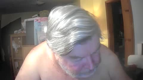 Snapshot of bear8620 chatting on April 27, 2026, 2:42 am bear online show from April 27, 2026, 2:42 am