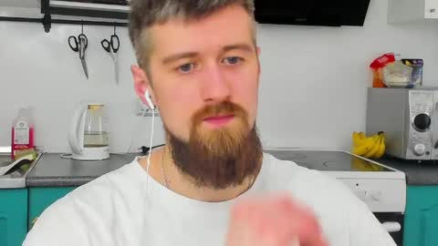 Snapshot of bearded_legend chatting on April 23, 2026, 3:08 am Zeus online show from April 23, 2026, 3:08 am