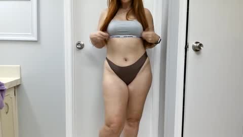 Snapshot of beautybomb_34 chatting on February 21, 2025, 11:22 am Beautybomb 34 online show from February 21, 2025, 11:22 am
