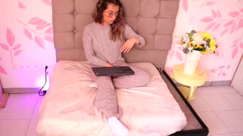 beccamilanni online show from November 7, 2025, 2:28 pm