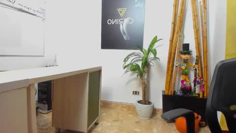 independent model online show from December 3, 2024, 5:42 am