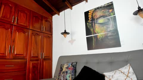 independent model online show from February 28, 2025, 4:10 am